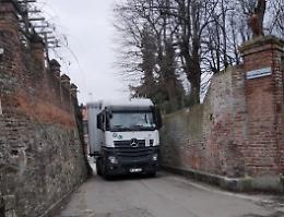 È successo di nuovo: ancora un tir incastrato in collina