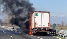 Un camion va a fuoco: chiuso il raccordo Torino - Caselle