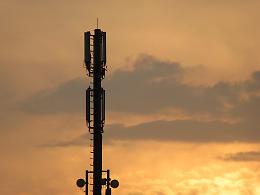 Polemica per l'installazione del nuovo ripetitore: "siamo il paese delle antenne, ce ne sono troppe"