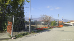 Il VENTO FORTE butta giù le transenne: "Domani interverremo a tirarla su"