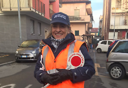 Di solito le nonne guardano i nipoti, ma non tutte. Tina Foe, la prima e unica Nonna Vigile 