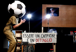 “Supersocrates. Uno spettacolo di calcio, marionette e democrazia” chiude la rassegna Polimorfa