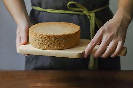 Cucina una torta a base di hashish per gli amici: in 10 finiscono al pronto