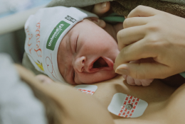 Il bambino ha fretta di nascere: due volontari aiutano una donna a partorire sull’ambulanza