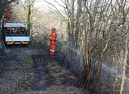 Incendio in collina: volontari in azione per domare le fiamme 