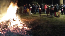 Il fuoco di un maxi-falò per festeggiare l'Annunziata