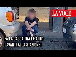 FA LA CACCA TRA LE AUTO DAVANTI ALLA STAZIONE! Ripreso in un VIDEO
