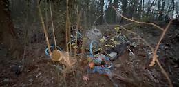 Discarica abusiva in collina: ci sono lavatrici, copertoni e canne fumarie in amianto