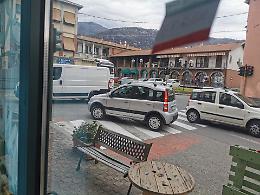 Traffico bloccato per 1 ora in centro paese. Con l'elettrificazione della Aosta-Ivrea sarà sempre peggio 