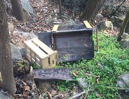 Per Pasquetta si accorge che il barbecue non funziona: lo abbandona in un bosco