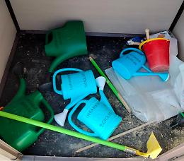 Vandali distruggono la cassetta degli attrezzi della scuola dell'infanzia