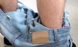 Si spoglia davanti alla scuola: i bambini traumatizzati scappano via
