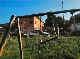 È scontro sulle aree verdi: "ci avete messo 3 anni per riparare un'altalena. Non avete scuse"