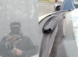 Sembra di stare nel deserto: auto coperte di sabbia per colpa dei camion