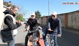 “Va tut bin” sulle piste ciclabili: ritornano Giacu e Ricu intervistati dal giornalista...