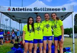 La 4x100 Cadette biancoblu detta legge al fotofinish