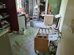 Vandali irrompono a scuola: distruggono le aule e usano gli estintori (FOTO)