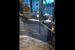 Squilibrato spacca il vetro a aggredisce l'autista del pullman