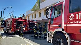 A fuoco la Giuliano Caffè, un incendio devasta la storica torrefazione (VIDEO)