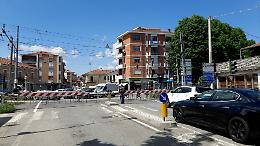 Guasto sulla linea: passaggio a livello chiuso per 40 minuti, traffico bloccato in centro