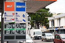 4 mila euro di multa al benzinaio, prezzi del carburante assenti o troppo piccoli