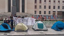 Proteste sul caro affitti: studenti accampati davanti alle università. Fino a 700 euro per una stanza senza bagno a Milano 