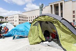 Tende in ogni piazza: "Le case vuote agli studenti"