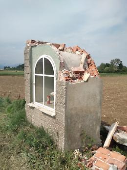 INCIDENTE. Il camion passa e sfonda il pilone votivo