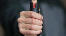 Ubriaco, bloccato con lo spray al peperoncino