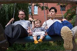 La sindaca "fuorilegge" che registra i figli delle coppie gay