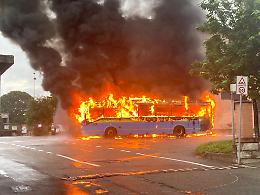 ASSURDO. Un intero autobus prende fuoco  al capolinea (FOTO)