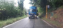 Ancora tir in collina: un camion si perde per le strade. Ma non dovevano esserci più controlli?