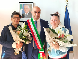 Due donne salvano una ragazza da un'aggressione e il sindaco le premia