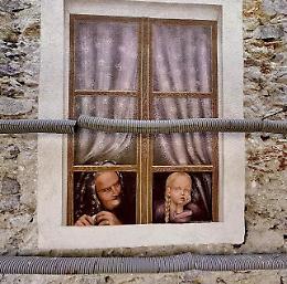 Continua il restauro della storica Casa Bringhen: ecco i bellissimi murales (FOTO)