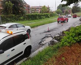 Maltempo in collina: buche aperte per strada e alberi caduti sulle macchine