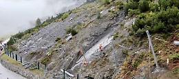 In valle cadono massi per strada: il comune è completamente isolato 