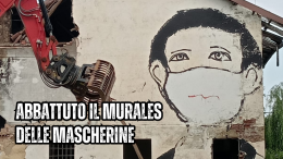 Abbattuto il murales delle mascherine (VIDEO)
