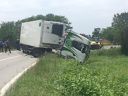 INCIDENTE MORTALE.  Auto contro un tir, muore un 52enne