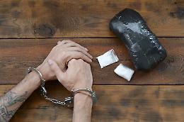 Spacciava hashish e marijuana davanti a un asilo: arrestato uomo armato di coltello