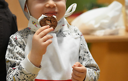 Supereroi e principesse portano cioccolato ai bambini malati di cancro