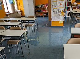 Piove dentro l'aula, classe chiusa fino a fine anno: bambini spostati