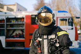 Eroica nonnina lotta con le fiamme e si salva: è successo durante il nubifragio