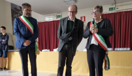 Il grande abbraccio del paese al suo prof: da ieri è cittadino onorario
