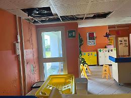 Dopo le piogge l'acqua entra dentro l'asilo e il soffitto perde i pezzi