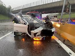 Bomba d'acqua sull'autostrada A4 Torino-Milano: Suv finisce ruote all'aria