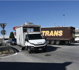 Il passaggio dei camion blocca la frazione, i residenti scrivono al Prefetto