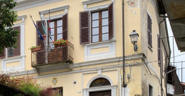 "Il Comune non ha esposto le bandiere a mezz'asta per il lutto nazionale"