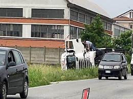 Camion si ribalta e finisce la sua corsa fuori strada