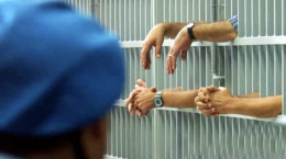 Detenuto aggredisce agente in tribunale a Torino 