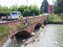 Rimosso un MEGA TRONCO sotto il ponte del Canale (VIDEO)